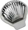 A close-up, top-down view of a silver-colored shell-shaped baking mold. Produktbild-Vorschau