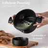 A person is demonstrating the pouring feature of a black pot with noodles inside, pouring water into a black bowl. Náhled obrázku produktu