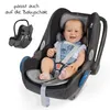 A baby sitting in a car seat, with another car seat shown in the background. Voir les images du produit