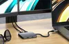 A Satechi USB-C hub is connected to a laptop, which is also connected to two monitors. Produktbild-Vorschau