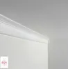 A close-up view of white crown molding installed at the corner of a room, where the wall meets the ceiling. Anteprima dell’immagine prodotto