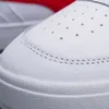 A close-up view of the toe area of a white sneaker. Produktbild-Vorschau