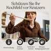 A woman is tasting food from a wooden spoon in a kitchen, with icons and text below. Anteprima dell’immagine prodotto