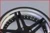 A close-up view of a car wheel rim. Voir les images du produit