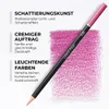 A pink colored pencil is shown diagonally across a textured pink swatch of color, with German text describing its features on the left. Produktbild-Vorschau