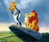 The image depicts a scene from Disney's The Lion King, with Rafiki presenting baby Simba to the Pride Lands. Mufasa and Sarabi stand behind him on Pride Rock. Produktbild-Vorschau