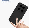 A hand holding a black phone case with a camera cutout. Produktbild-Vorschau