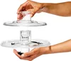 Hands assembling a salad spinner. Náhled obrázku produktu