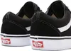 Close-up rear view of two black Vans Old Skool sneakers. Voir les images du produit