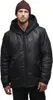 M Belay Parka von Black Diamond; schwarze Isolationsjacke; getragen von einem Mann mit Kapuze und Mütze.