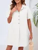 Ein locker sitzendes Sommerkleid für Damen mit Knopfleiste. Produktbild-Vorschau 3