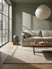 Teppich Beige rechteckig im Wohnzimmer mit Couchtisch und Wohnaccessoires Wohnidee skandinavisch modern_#sku_BARK503119374975-BARK503119374976-BARK503119374977#