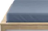 A close-up view of a blue fitted sheet on a wooden bed frame. Produktbild-Vorschau
