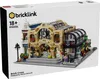 The image shows the packaging of a LEGO set, featuring a detailed model of a train station. Voir les images du produit