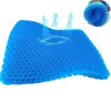 Blaues Waben-Gel-Sitzkissen mit drei hellblauen Pfeilen, die Luftstrom anzeigen, und einem zusammengerollten Kissen in der oberen rechten Ecke Produktbild-Vorschau