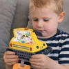 Kleines Kind spielt konzentriert mit dem Bizyboo Bagger Sensorik-Spielzeug und sucht durch Verschieben der Perlen nach versteckten Objekten. Produktbild-Vorschau