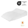 A white wedge-shaped pillow on a white background, with certification logos and text. Produktbild-Vorschau