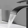 Rubinetto lavabo bagno Ari Waterfall nero in ottone, bocca Anteprima dell’immagine prodotto 5