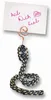 A handmade snake-shaped card holder with a note attached. Anteprima dell’immagine prodotto