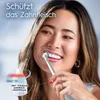 A woman is shown brushing her teeth with an electric toothbrush. There are graphic overlays indicating features. Produktbild-Vorschau