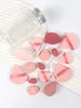 Ein Set rosa Make-up-Schwämme in einem Mixbecher und Produktbild-Vorschau 8