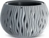 A gray, wavy patterned planter pot with a black interior, isolated on a white background. Anteprima dell’immagine prodotto