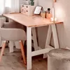 A desk with a chair and various decorative items on top, set up in a room. Anteprima dell’immagine prodotto