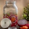 A Kilner fermentation jar filled with sliced red onions and carrots, with a lid and a sliced red onion next to it. Podgląd zdjęcia produktu