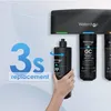 A hand is shown replacing a water filter cartridge in a water filtration system mounted on a wall. Text overlays indicate '3s replacement'. Anteprima dell’immagine prodotto