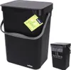 A black Orion hanging trash can with a lid and a handle, shown with a green tag attached to the handle. A smaller, separate view of the trash can is shown on the right, highlighting its hanging mechanism. Voir les images du produit