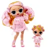 Two dolls, one larger and one smaller, are shown against a white background. Both dolls are wearing pink robes and have curlers in their hair. Voir les images du produit