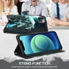 People in the background are blurred, focusing on the phone case and phone. Produktbild-Vorschau