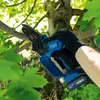 A person is using a cordless pruning saw to cut a tree branch outdoors. Voir les images du produit