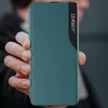 A hand holds a teal phone case with a smart view window. Produktbild-Vorschau