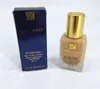A bottle of Estee Lauder Double Wear foundation and its box are displayed on a white and light gray surface. Náhled obrázku produktu