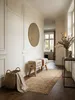 Elegante Sitzbank im Turnbock Design aus beigem Canvas und braunem Echtleder. Die Garderobenbank mit Paris France Aufdruck steht auf warmem Walnussholz in einem luxuriösen Flur._#sku_SAFWL5.104# Produktbild-Vorschau