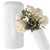 Grand vase décoratif en plastique blanc, d'une élégance Voir les images du produit 1