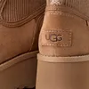 A close-up of a brown UGG boot, showing the brand logo. Anteprima dell’immagine prodotto