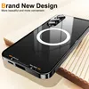A black phone case with a magnetic ring for MagSafe charging is shown on a light brown and white background. Anteprima dell’immagine prodotto