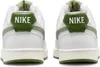 The back view of two white Nike Court Vision Low sneakers with green accents. Produktbild-Vorschau