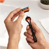 A person is holding a razor and a replacement blade. Produktbild-Vorschau