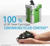 Hands holding recycled plastic pieces in front of a recycling bin with HP branding. Produktbild-Vorschau