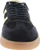 A close-up, front-facing view of a navy blue suede sneaker with cream accents and a tan rubber sole. Anteprima dell’immagine prodotto