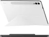 A white tablet case with a built-in stand is shown from the back and side, with a separate image of the bottom edge of the tablet. Voir les images du produit