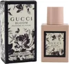 Rechteckiger Gucci Bloom Flakon in Rosa neben floral bedruckter Box mit Schmetterlingen und Rosenmuster. Podgląd zdjęcia produktu