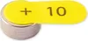 A close-up shot of a button cell battery with a yellow label attached. Voir les images du produit