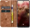 A brown leather flip case for a smartphone, open to reveal card slots and a phone screen displaying the time and date. Produktbild-Vorschau
