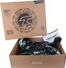 A cardboard box containing a pair of inline skates and an instruction manual. Podgląd zdjęcia produktu