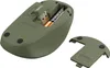 The underside of a green wireless mouse with a battery compartment open, showing a Duracell battery and a USB receiver. The battery cover is detached. Produktbild-Vorschau