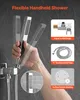 A hand holding a shower head with multiple angles shown, alongside feature callouts for adjustability, hose material, and surface resistance. Anteprima dell’immagine prodotto